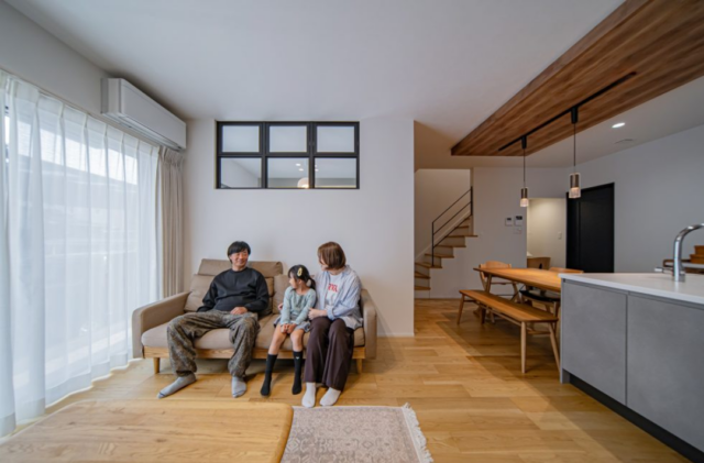 柔らかいモノトーンに木が調和する無駄のない間取りのスタイリッシュな住まい - NEOデザインホーム - リビング・階段