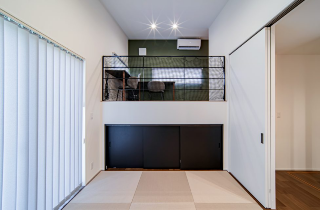 薪ストーブと土間から絶景を望むスキップフロアの平屋 - NEOデザインホーム - 和室・スキップフロア