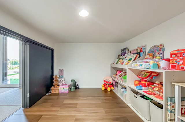 薪ストーブと土間から絶景を望むスキップフロアの平屋 - NEOデザインホーム - スキップフロア下部
