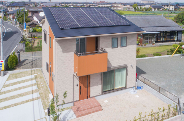 2カラーの外壁が特徴の長期優良住宅とZEH仕様の高性能住宅 - 千里殖産 - 外観
