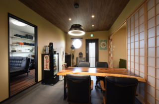 土間リビングと広い庭が繋がる古民家スタイルの平屋 - 千里殖産 - 土間