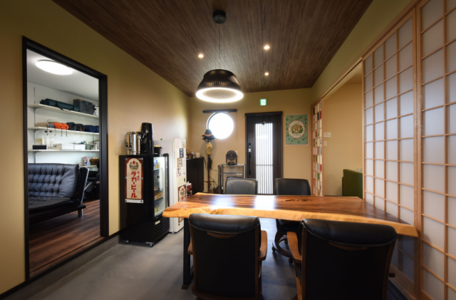 土間リビングと広い庭が繋がる古民家スタイルの平屋 - 千里殖産 - 土間