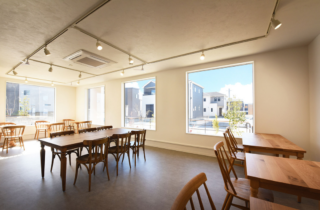 白×木の爽やかな佇まいに屋上テラスを配した店舗付き住宅 - 千里殖産 - 店内