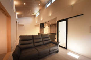 白×木の爽やかな佇まいに屋上テラスを配した店舗付き住宅 - 千里殖産 - LDK