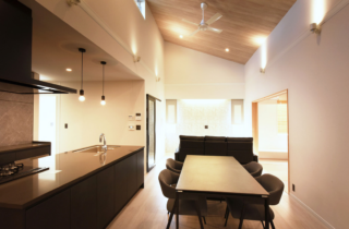 白×木の爽やかな佇まいに屋上テラスを配した店舗付き住宅 - 千里殖産 - ダイニング