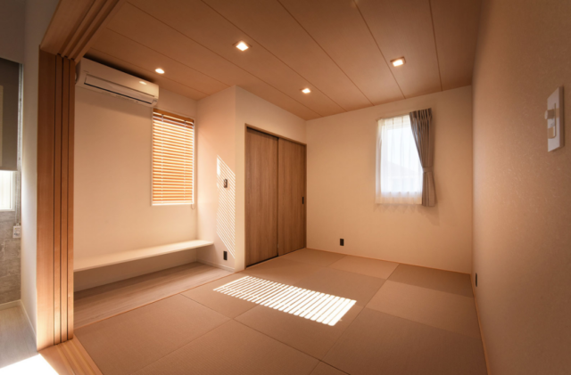 白×木の爽やかな佇まいに屋上テラスを配した店舗付き住宅 - 千里殖産 - 和室