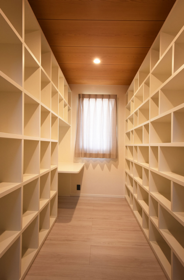 白×木の爽やかな佇まいに屋上テラスを配した店舗付き住宅 - 千里殖産 - 収納・棚