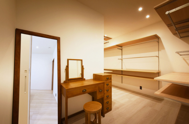 白×木の爽やかな佇まいに屋上テラスを配した店舗付き住宅 - 千里殖産 - 収納
