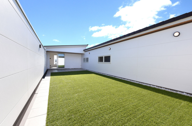 白×木の爽やかな佇まいに屋上テラスを配した店舗付き住宅 - 千里殖産 - 屋上テラス