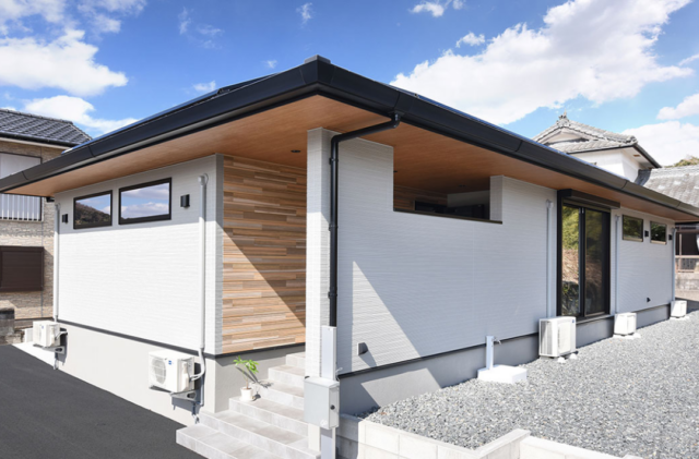 白と木のナチュラルな佇まいにプライバシーと子育てのしやすさを備えた平屋 - 千里殖産 - 外観