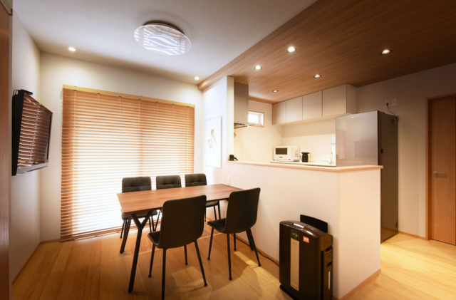 白と木のナチュラルな佇まいにプライバシーと子育てのしやすさを備えた平屋 - 千里殖産 - ダイニング