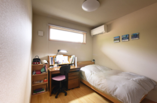 白と木のナチュラルな佇まいにプライバシーと子育てのしやすさを備えた平屋 - 千里殖産 - 子ども部屋