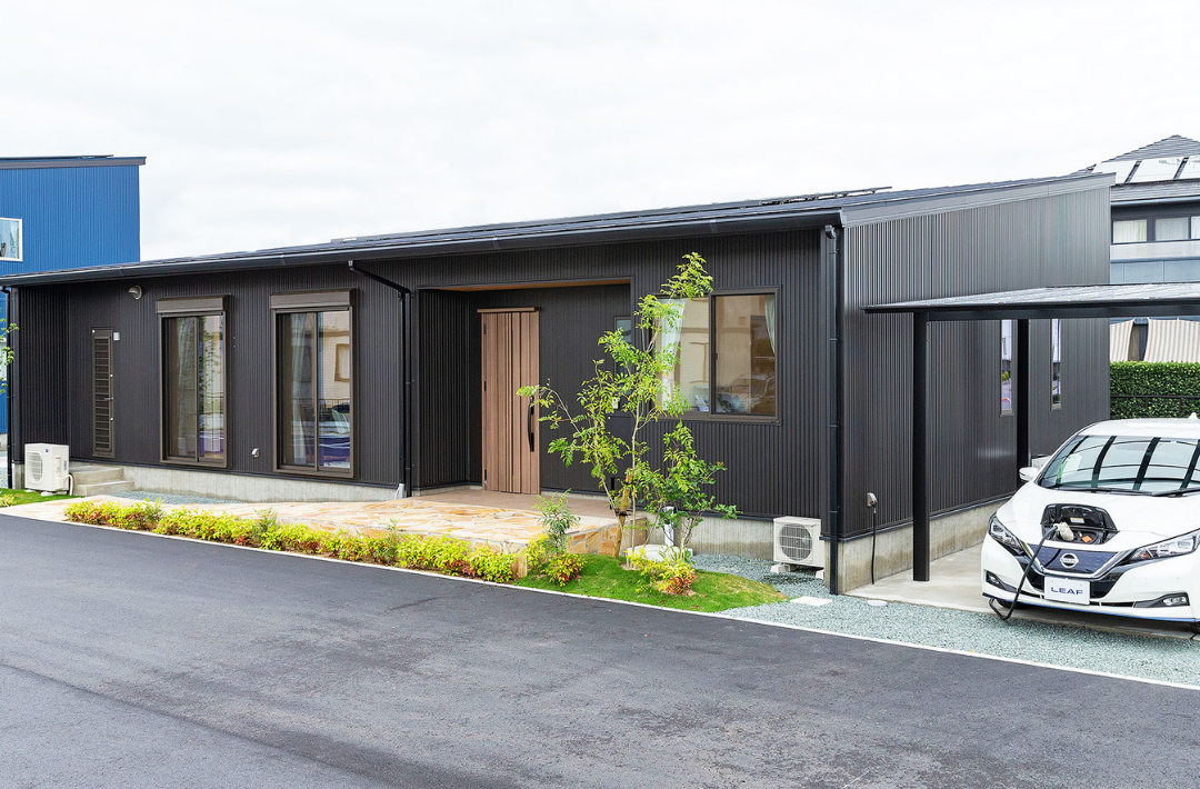 大津住宅展示場「太陽光や蓄電池とV2Hを備えたブラックの重厚感ある平屋」(菊池郡) - 千里殖産 - 外観