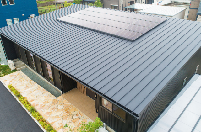 大津住宅展示場「太陽光や蓄電池とV2Hを備えたブラックの重厚感ある平屋」(菊池郡) - 千里殖産 - 屋根