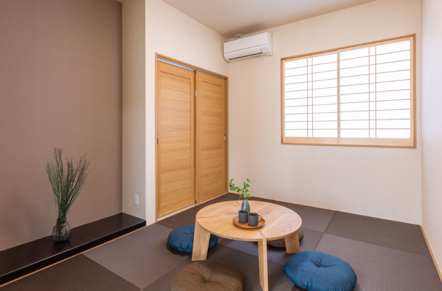 大津住宅展示場「太陽光や蓄電池とV2Hを備えたブラックの重厚感ある平屋」(菊池郡) - 千里殖産 - 和室