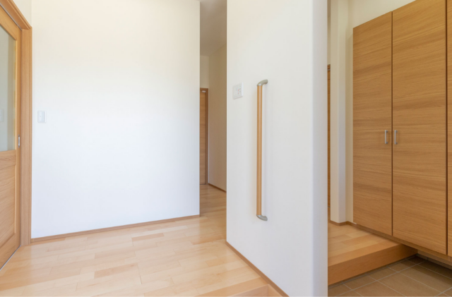 大津住宅展示場「太陽光や蓄電池とV2Hを備えたブラックの重厚感ある平屋」(菊池郡) - 千里殖産 - 玄関
