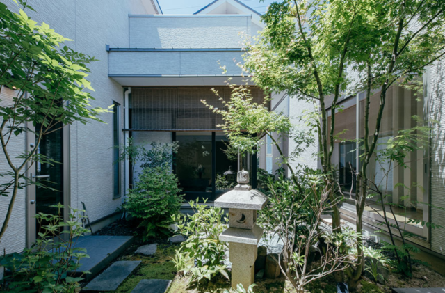 宇土住宅展示場「回廊のように中庭を取り囲む間取りと和室が魅力の平屋」(宇土市) - 千里殖産 - 中庭