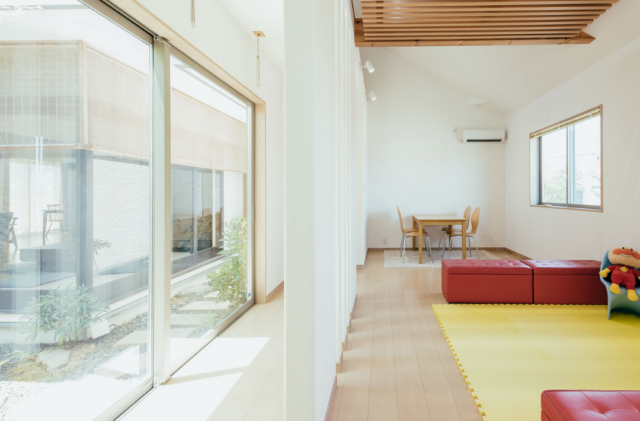 宇土住宅展示場「回廊のように中庭を取り囲む間取りと和室が魅力の平屋」(宇土市) - 千里殖産 - 洋室