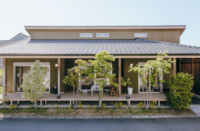 八代住宅展示場「バリアフリー設計と上質な和モダンが調和する平屋」(八代市) - 千里殖産 - 外観