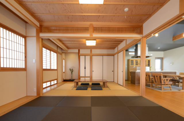 八代住宅展示場「バリアフリー設計と上質な和モダンが調和する平屋」(八代市) - 千里殖産 - 和室