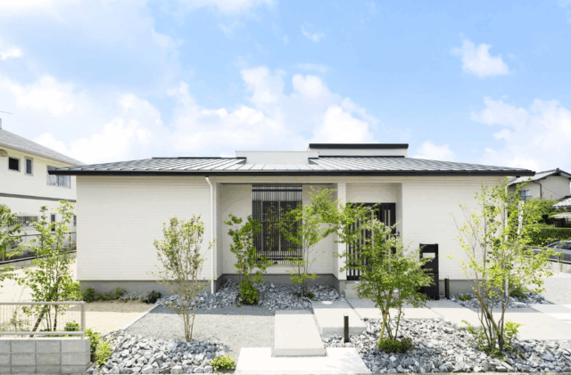 光と風を感じる中庭とロフトのある開放的な平屋 - タカスギ - 外観