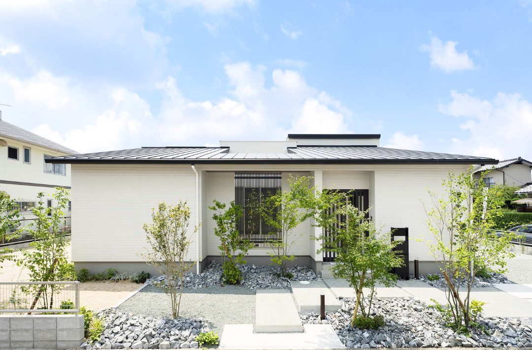 光と風を感じる中庭とロフトのある開放的な平屋 - タカスギ - 外観