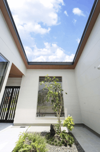 光と風を感じる中庭とロフトのある開放的な平屋 - タカスギ - 中庭