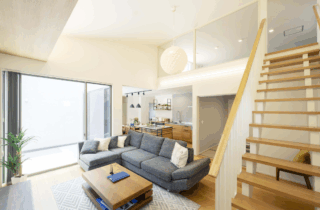 光と風を感じる中庭とロフトのある開放的な平屋 - タカスギ - リビング・ロフト