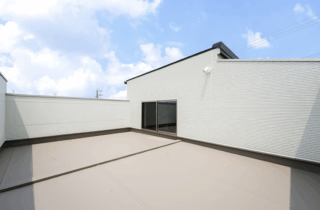 光と風を感じる中庭とロフトのある開放的な平屋 - タカスギ - バルコニー