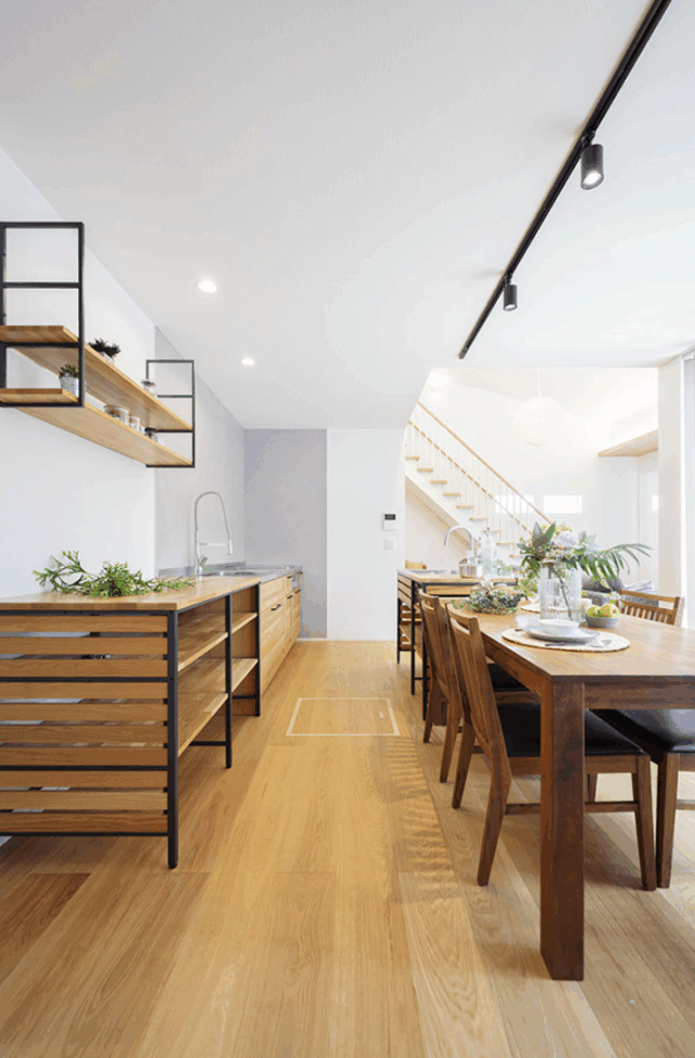 光と風を感じる中庭とロフトのある開放的な平屋 - タカスギ - キッチン・ダイニング