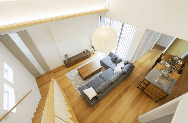 光と風を感じる中庭とロフトのある開放的な平屋 - タカスギ - リビング