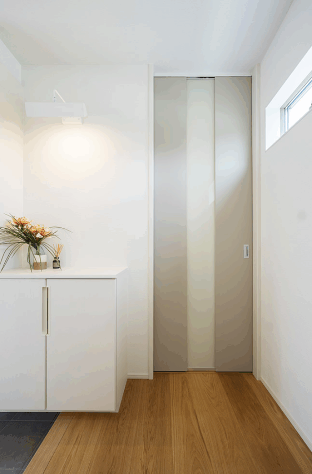 光と風を感じる中庭とロフトのある開放的な平屋 - タカスギ - 玄関