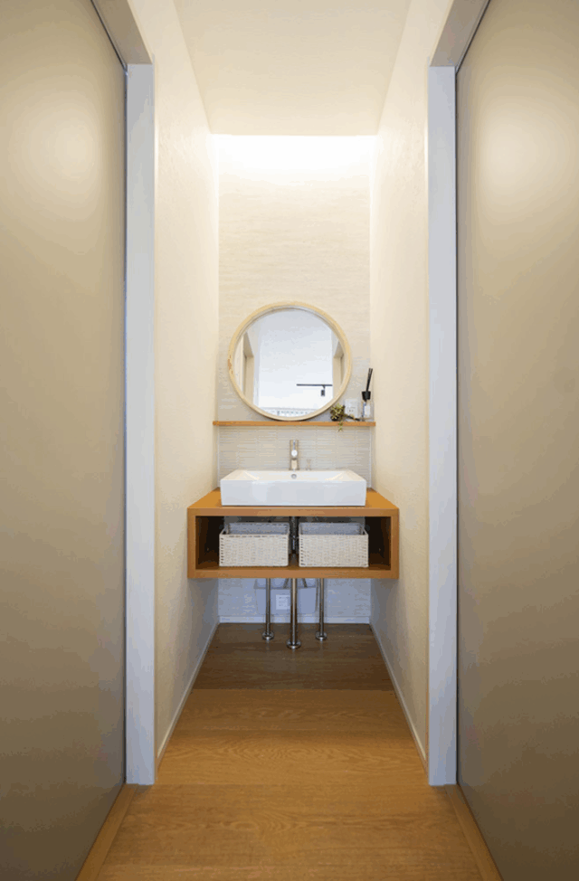 光と風を感じる中庭とロフトのある開放的な平屋 - タカスギ - 洗面