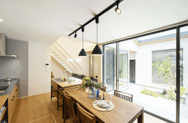 光と風を感じる中庭とロフトのある開放的な平屋 - タカスギ - LDK・中庭