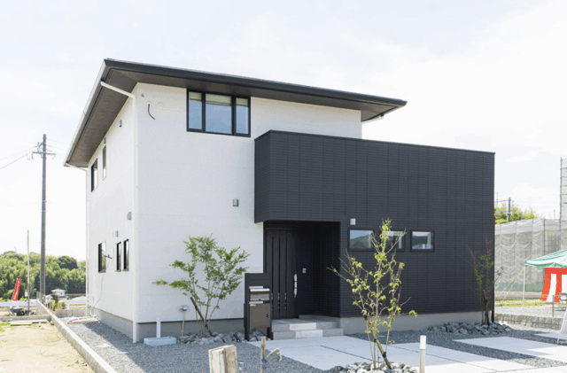 内と外がつながる広いバルコニーと吹き抜けのある2階建て - タカスギ - 外観