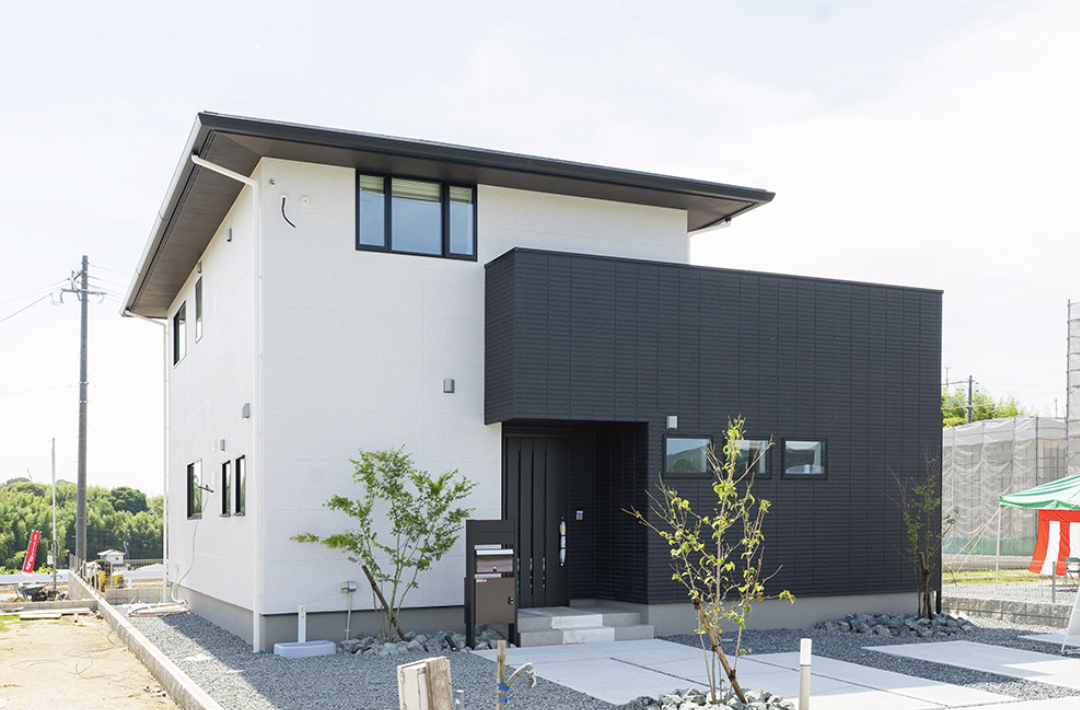 内と外がつながる広いバルコニーと吹き抜けのある2階建て