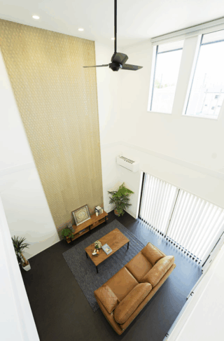 内と外がつながる広いバルコニーと吹き抜けのある2階建て - タカスギ - 吹き抜け