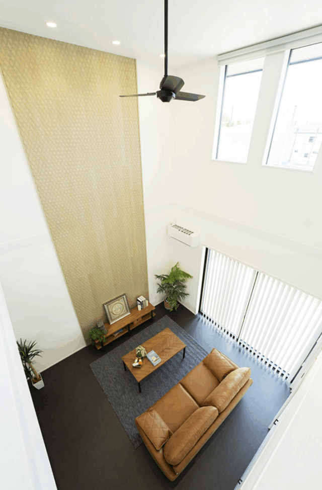 内と外がつながる広いバルコニーと吹き抜けのある2階建て - タカスギ - 吹き抜け