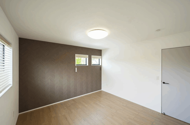 内と外がつながる広いバルコニーと吹き抜けのある2階建て - タカスギ - 主寝室