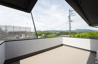 内と外がつながる広いバルコニーと吹き抜けのある2階建て - タカスギ - バルコニー