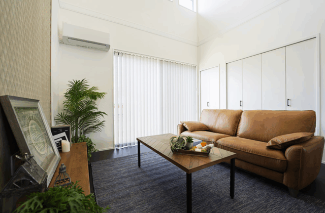 内と外がつながる広いバルコニーと吹き抜けのある2階建て - タカスギ - リビング