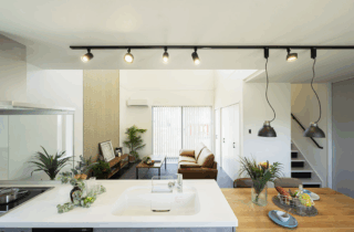 内と外がつながる広いバルコニーと吹き抜けのある2階建て - タカスギ - LDK