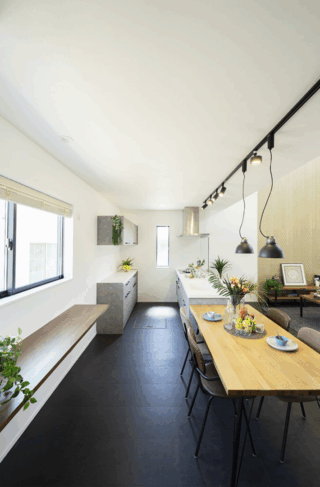 内と外がつながる広いバルコニーと吹き抜けのある2階建て - タカスギ - ダイニング