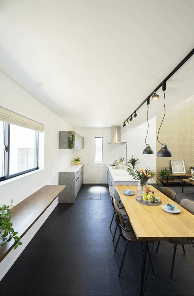 内と外がつながる広いバルコニーと吹き抜けのある2階建て - タカスギ - ダイニング