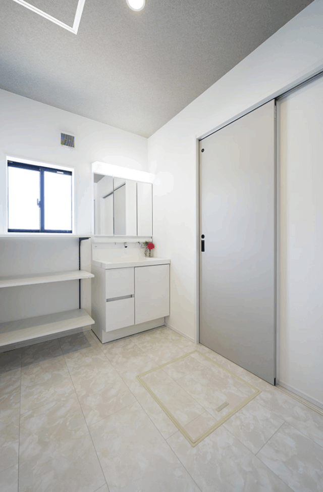 内と外がつながる広いバルコニーと吹き抜けのある2階建て - タカスギ - サニタリールーム