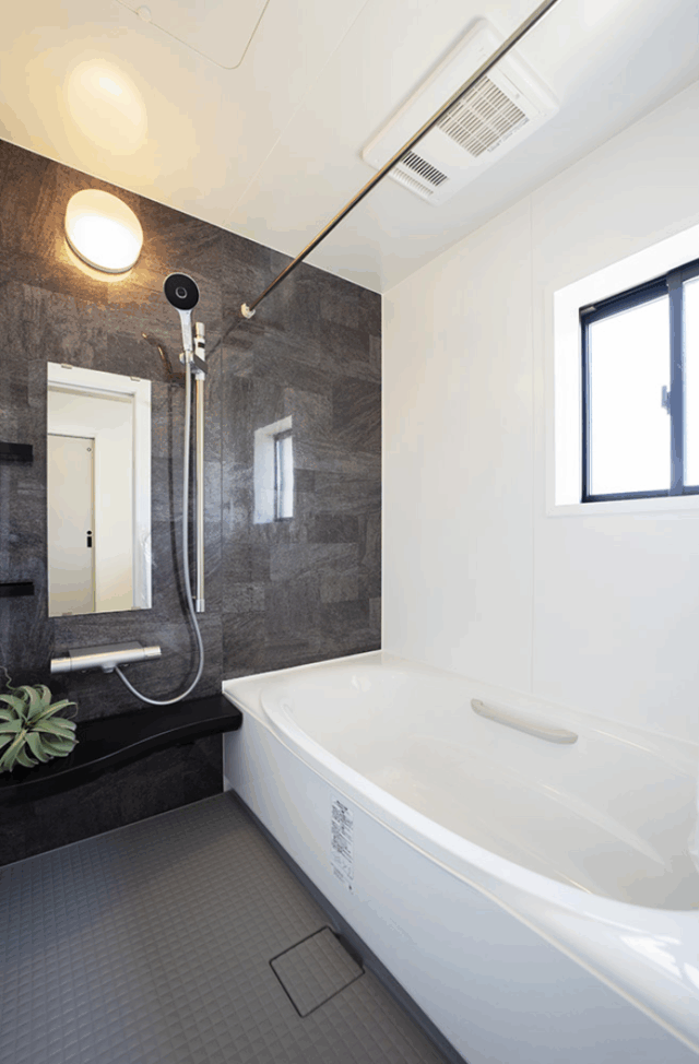 内と外がつながる広いバルコニーと吹き抜けのある2階建て - タカスギ - 浴室