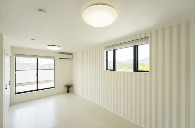 内と外がつながる広いバルコニーと吹き抜けのある2階建て - タカスギ - 洋室