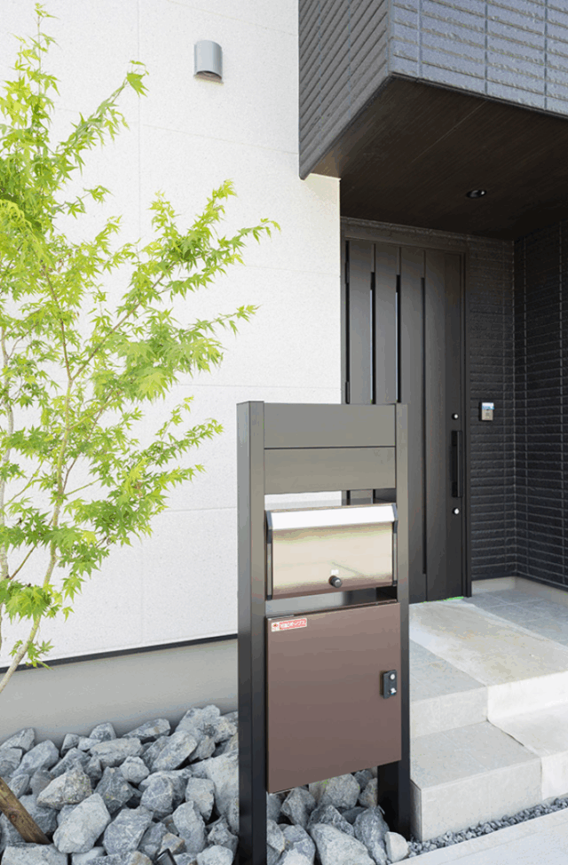 内と外がつながる広いバルコニーと吹き抜けのある2階建て - タカスギ - 玄関