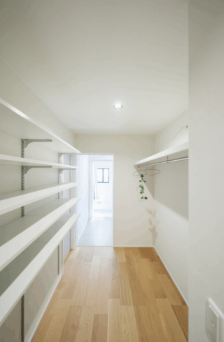 平屋の暮らしやすさを備えたライフステージにフィットする2階建て - タカスギ - 収納