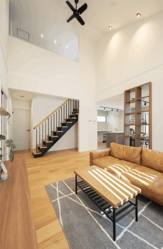 平屋の暮らしやすさを備えたライフステージにフィットする2階建て - タカスギ - リビング・階段